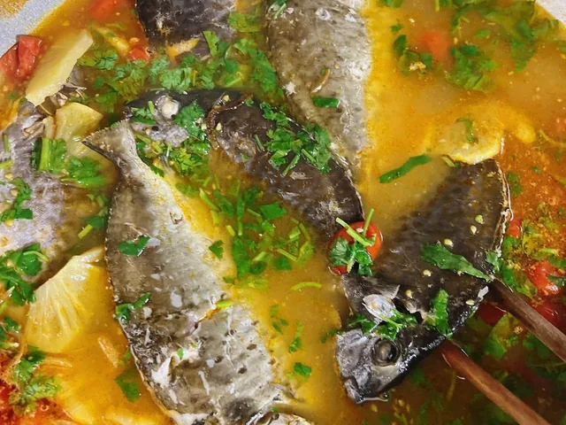 Canh cá nấu cùng cà chua và rau thơm