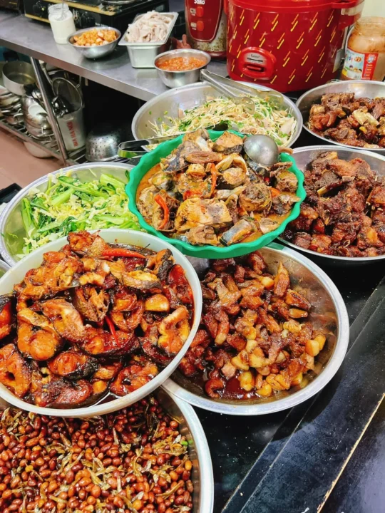 Các món ăn được chuẩn bị sẵn tại quầy