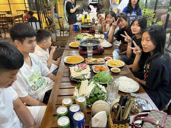 Nhóm bạn trẻ dùng bữa tại quán