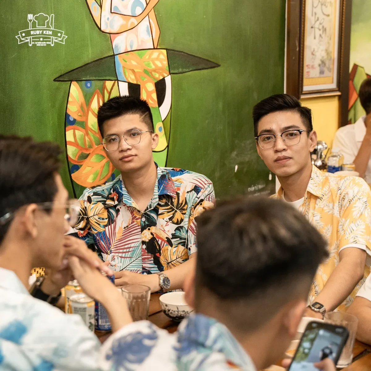 Khách dùng bữa trong không gian tường xanh của quán