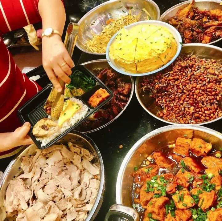 Chuẩn bị suất cơm phần từ các khay món