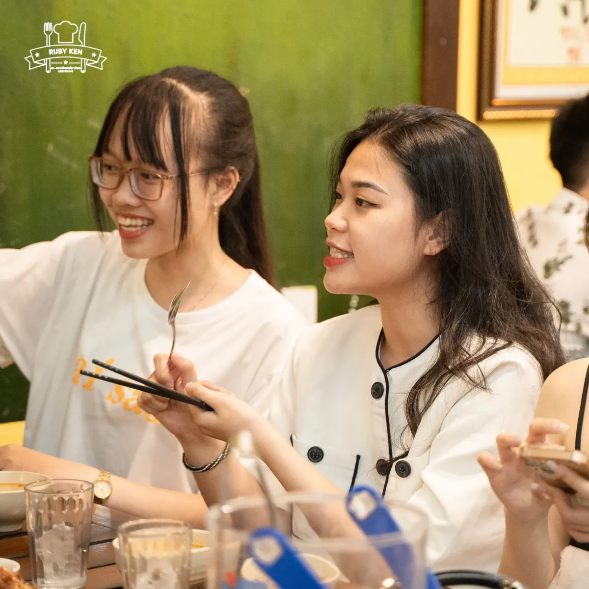 Khách thưởng thức bữa cơm tại quán