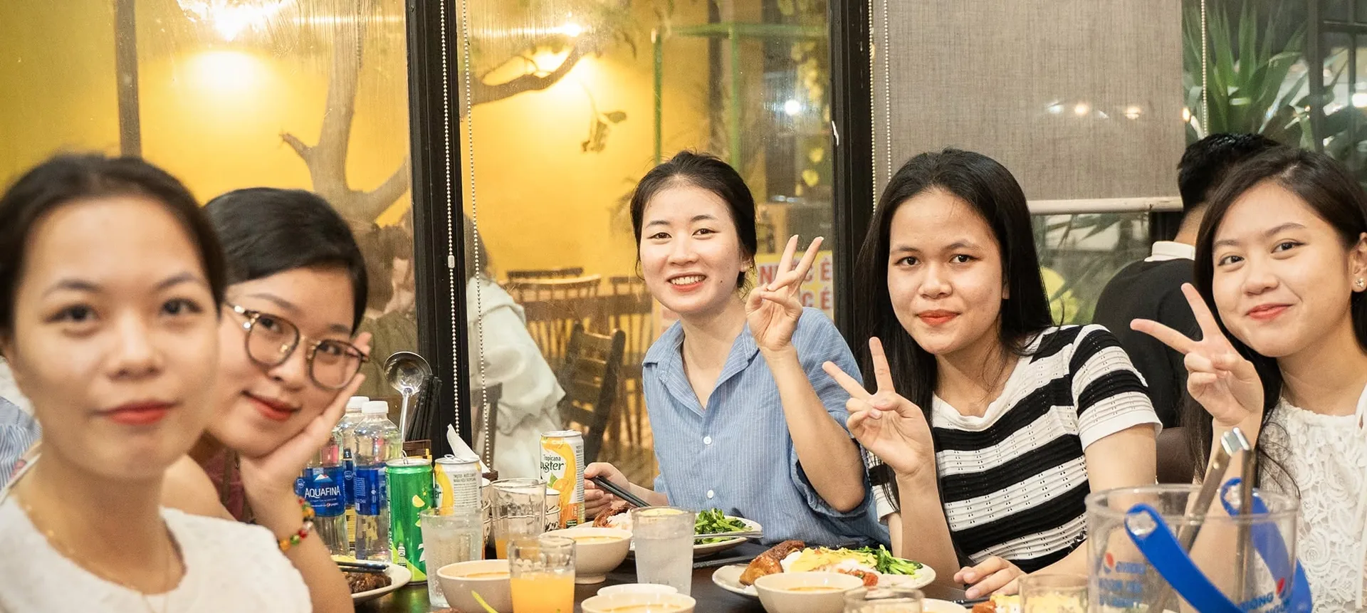 Khách dùng bữa trong không gian ấm cúng của Cơm Nhà Ruby Ken