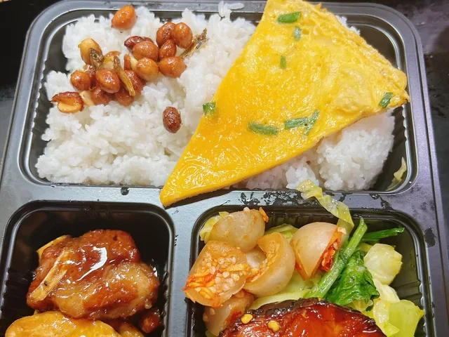 Suất cơm phần với cơm trắng, trứng chiên và các món mặn